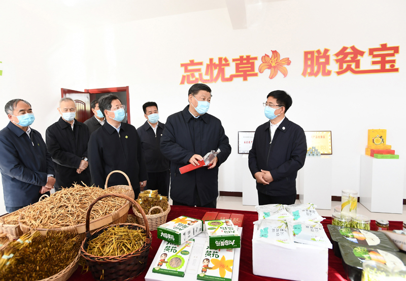 5月11日至12日，中共中央总书记、国家主席、中央军委主席习近平在山西考察。这是5月11日下午，习近平在大同市云州区西坪镇坊城新村技能培训服务站，察看黄花产业相关产品展示。新华社记者 谢环驰 摄